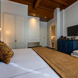 Zimmer mit Kingsize-Bett